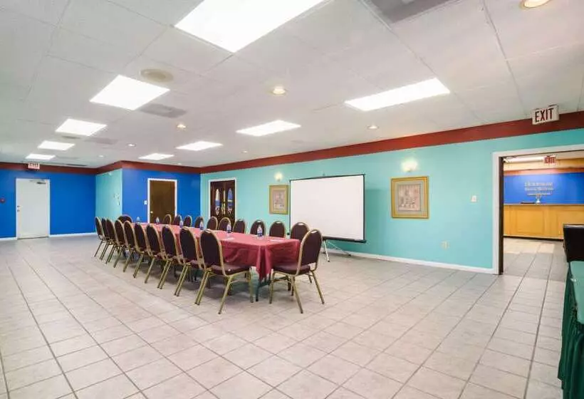 هتل Rodeway Inn & Suites Greensboro Southeast