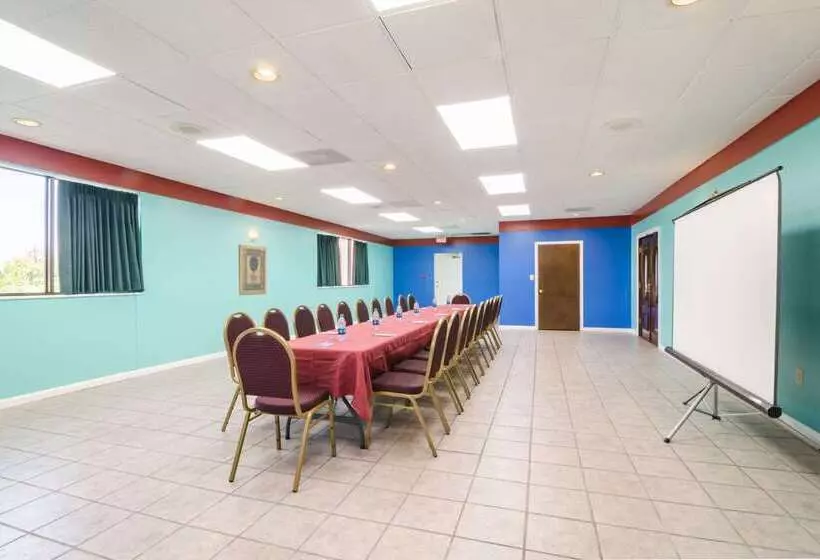 هتل Rodeway Inn & Suites Greensboro Southeast