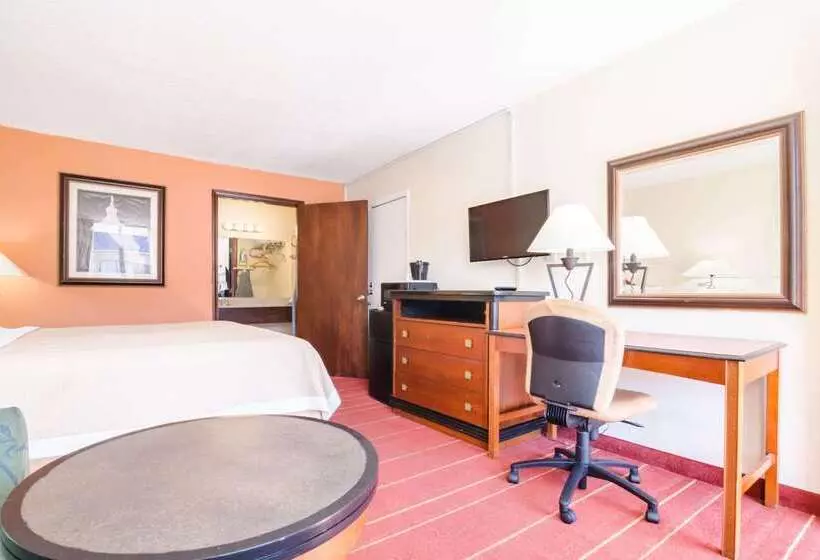 هتل Rodeway Inn & Suites Greensboro Southeast