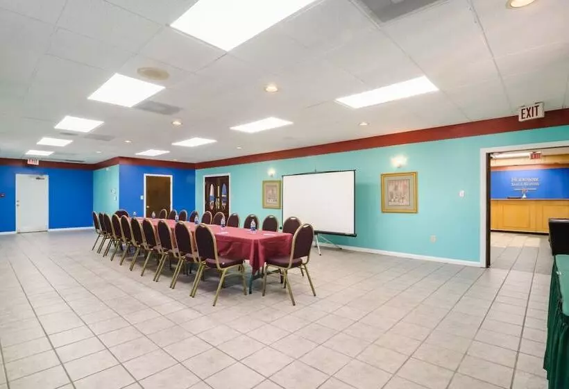 هتل Rodeway Inn & Suites Greensboro Southeast