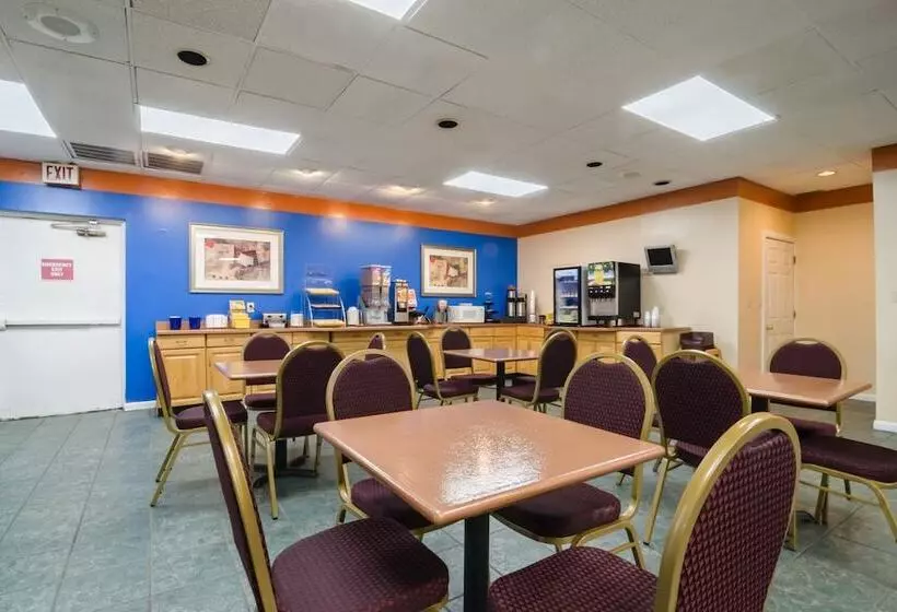 هتل Rodeway Inn & Suites Greensboro Southeast