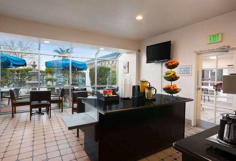 호텔 Travelodge By Wyndham Bakersfield