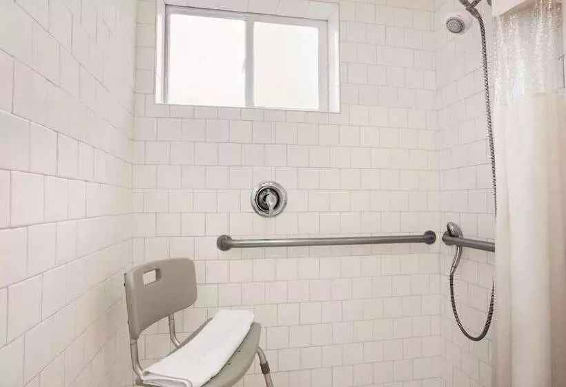 호텔 Travelodge By Wyndham Bakersfield