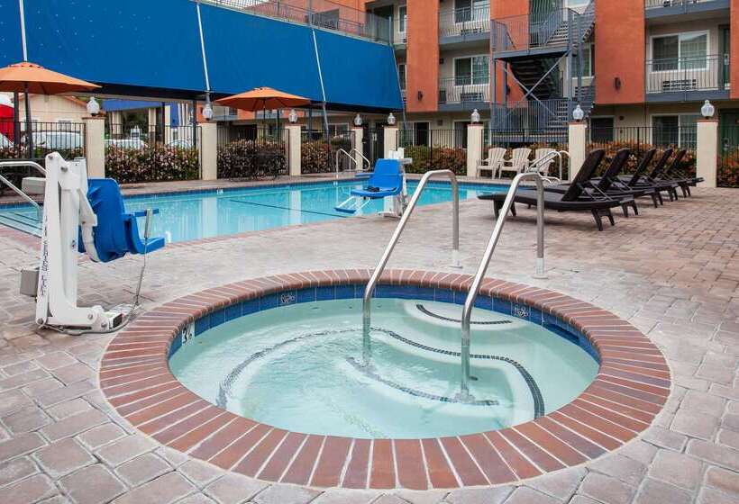 בית מלון כפרי Travelodge Inn & Suites By Wyndham Anaheim On Disneyland Dr