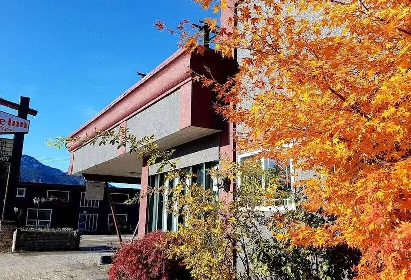 בית מלון כפרי Alpine Inn & Suites