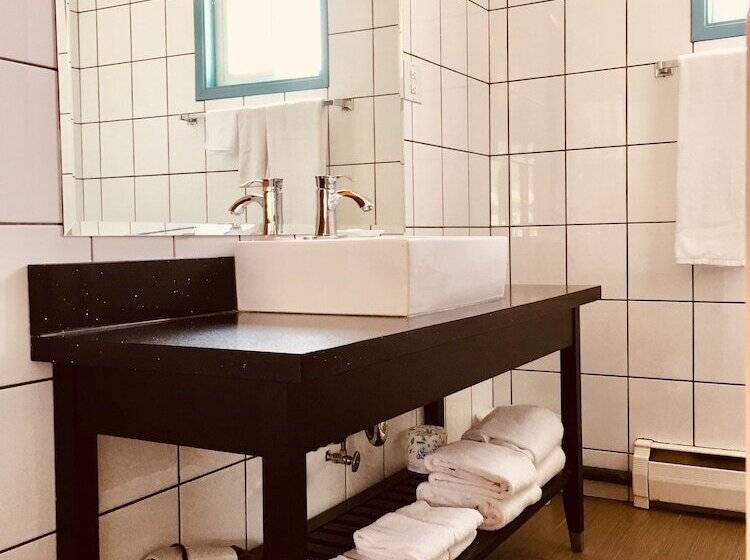 هتل Alpine Inn & Suites