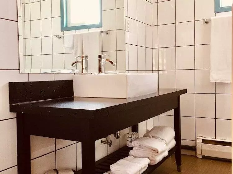 בית מלון כפרי Alpine Inn & Suites