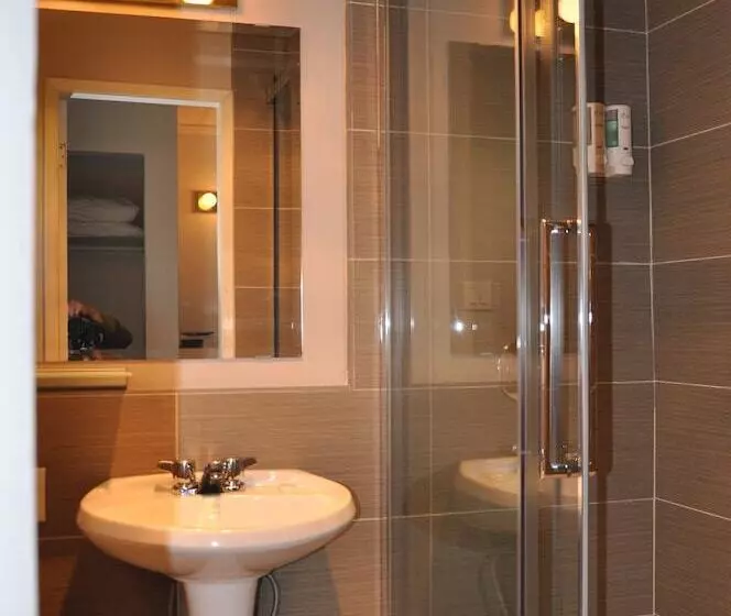 בית מלון כפרי Alpine Inn & Suites