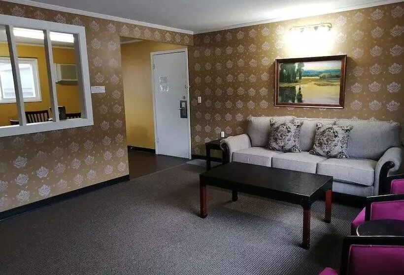 בית מלון כפרי Alpine Inn & Suites