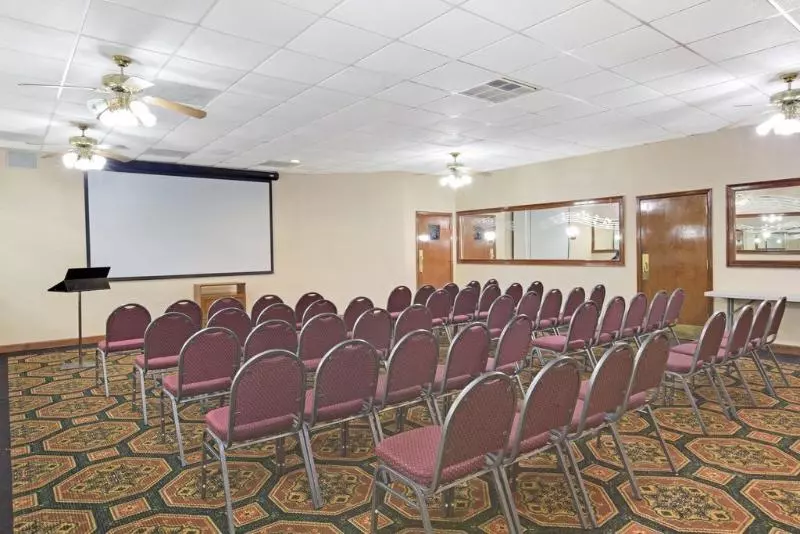 酒店 Clarion Pointe Near University