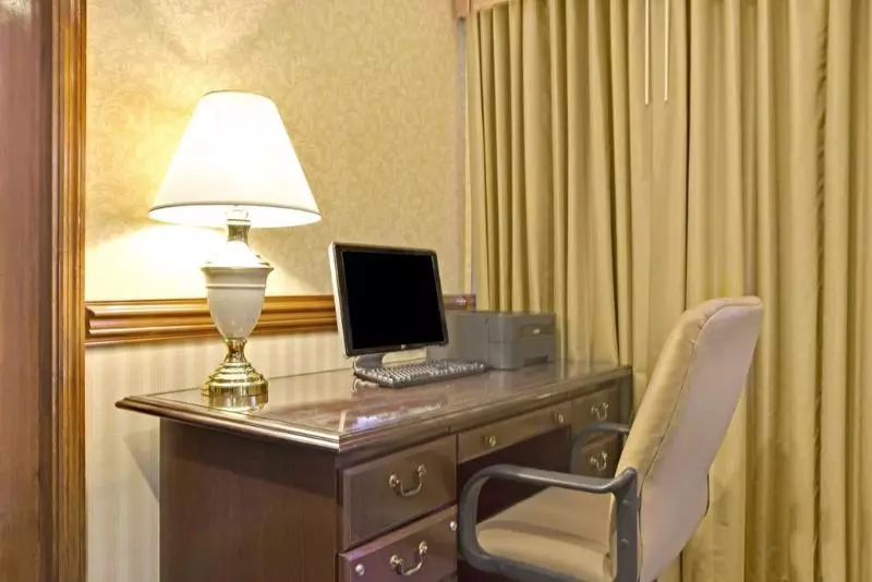 酒店 Clarion Pointe Near University