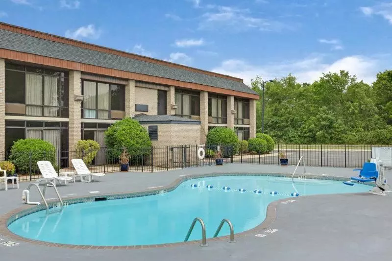 酒店 Clarion Pointe Near University