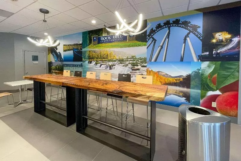 酒店 Clarion Pointe Near University