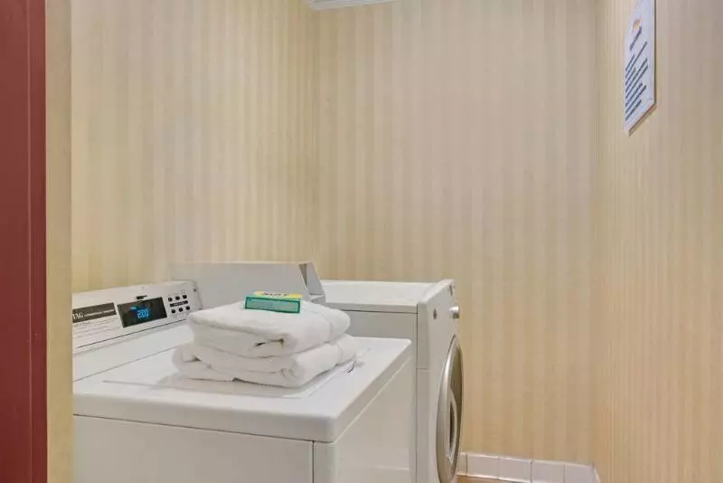 酒店 Clarion Pointe Near University