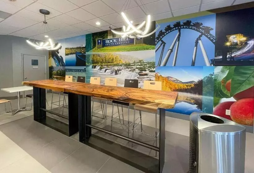 酒店 Clarion Pointe Near University