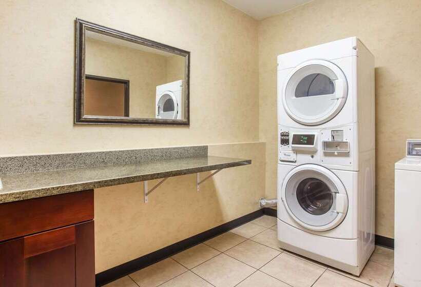 فندق Comfort Suites Near Vancouver Mall