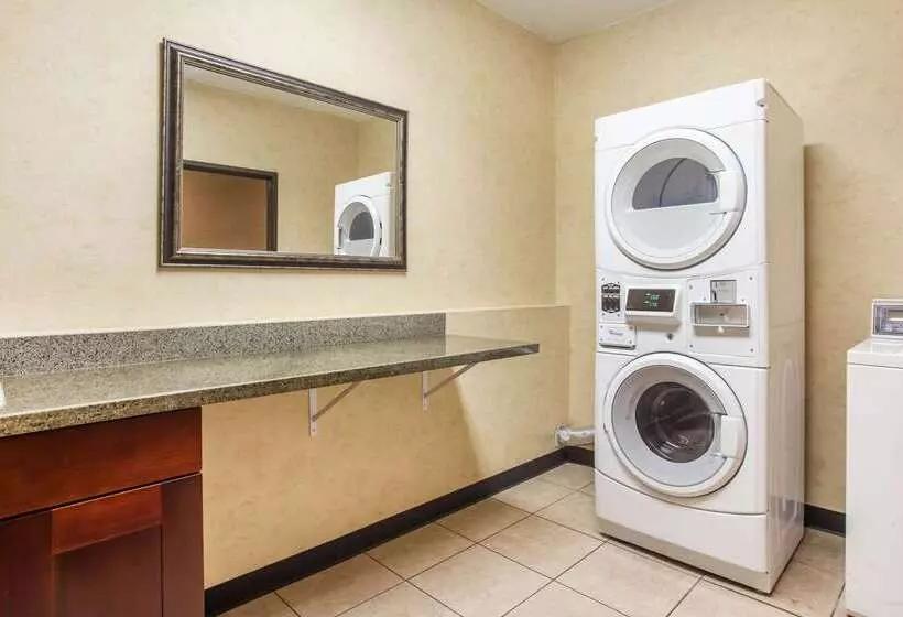 호텔 Comfort Suites Near Vancouver Mall