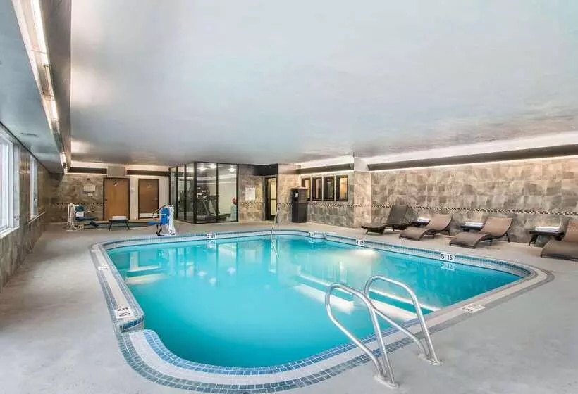 호텔 Comfort Suites Near Vancouver Mall