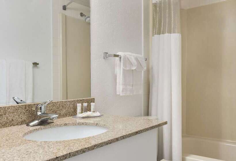 בית מלון כפרי Days Inn By Wyndham Lethbridge