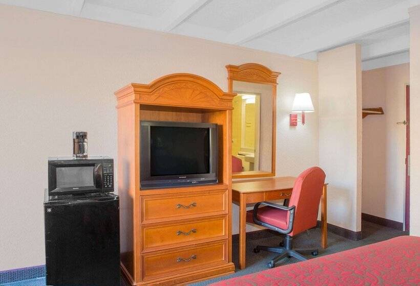 בית מלון כפרי Days Inn By Wyndham Tallahassee University Center