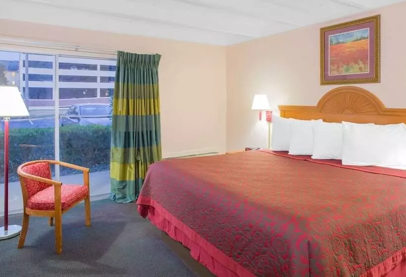 هتل Days Inn By Wyndham Tallahassee University Center