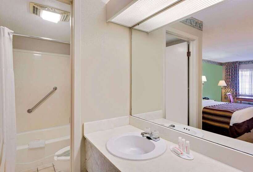 בית מלון כפרי Days Inn & Suites By Wyndham Starkville