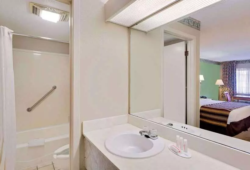 Отель Days Inn & Suites By Wyndham Starkville