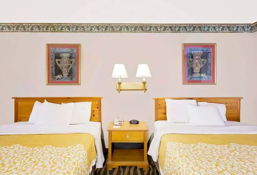 Отель Days Inn & Suites By Wyndham Starkville