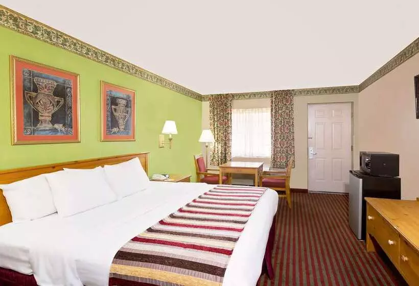 Отель Days Inn & Suites By Wyndham Starkville