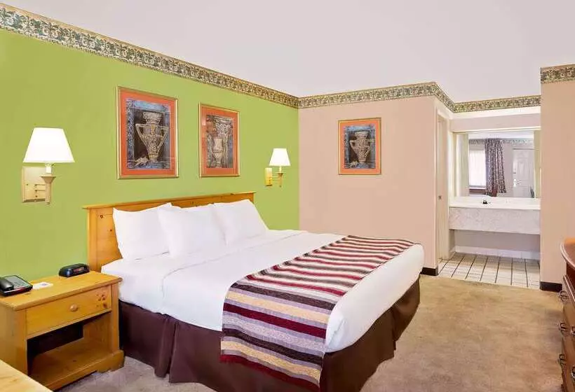 Отель Days Inn & Suites By Wyndham Starkville