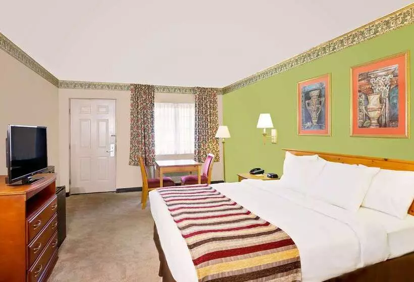 Отель Days Inn & Suites By Wyndham Starkville