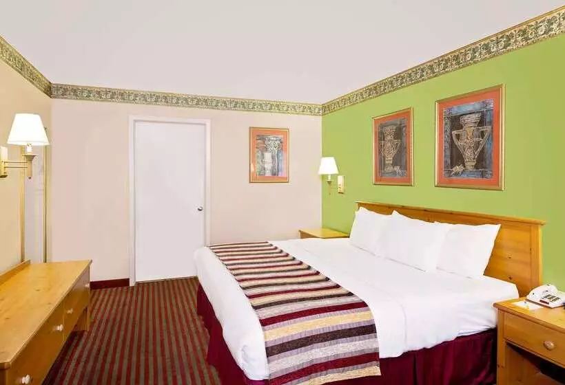 Отель Days Inn & Suites By Wyndham Starkville