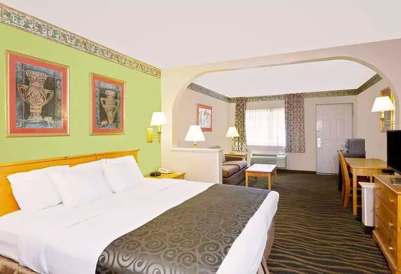 Отель Days Inn & Suites By Wyndham Starkville