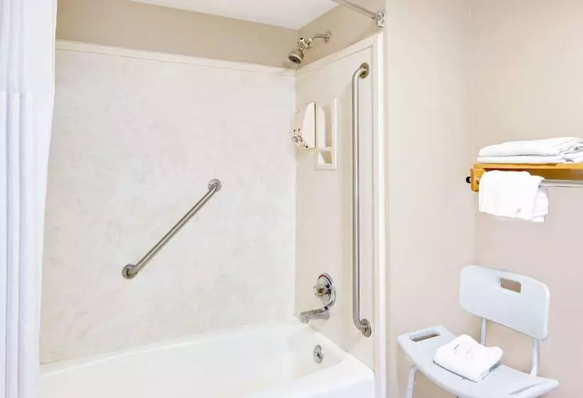 Отель Days Inn & Suites By Wyndham Starkville