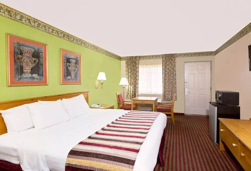 Отель Days Inn & Suites By Wyndham Starkville