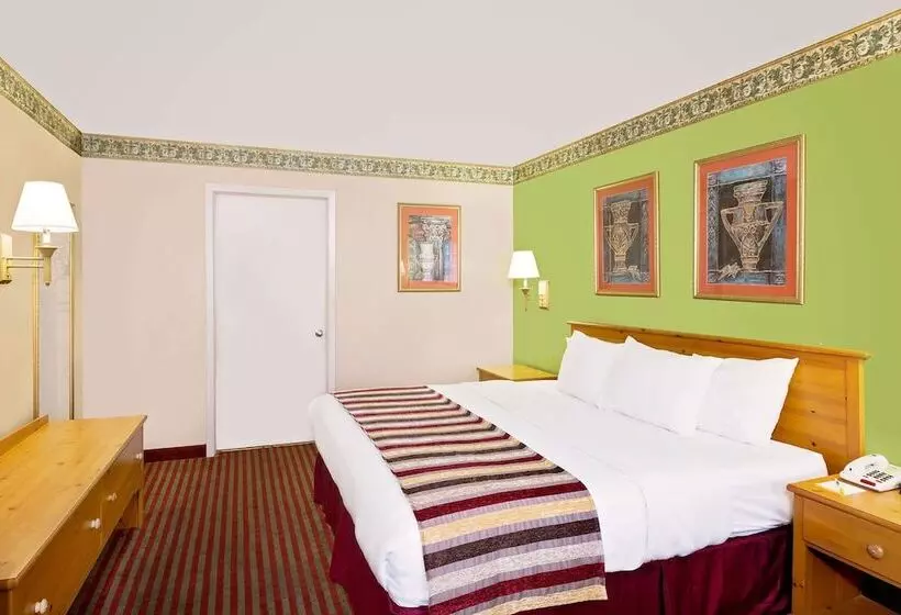 Отель Days Inn & Suites By Wyndham Starkville