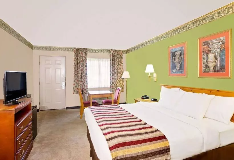 Отель Days Inn & Suites By Wyndham Starkville