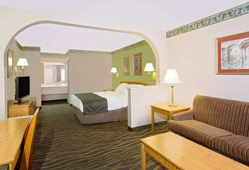 Отель Days Inn & Suites By Wyndham Starkville