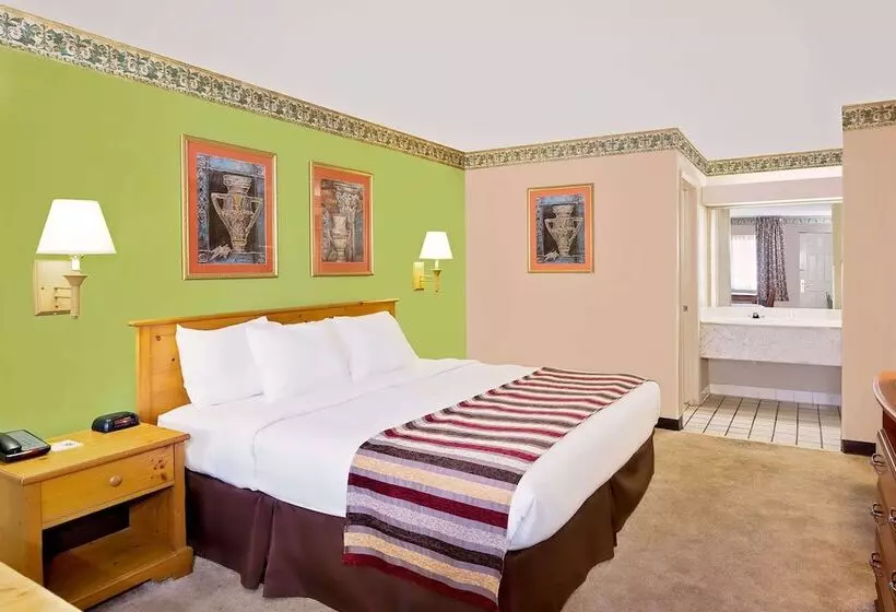 Отель Days Inn & Suites By Wyndham Starkville