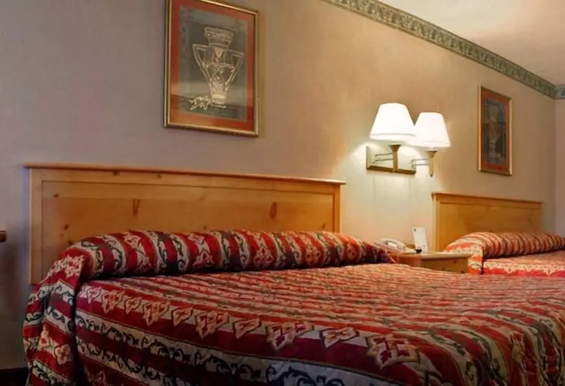 Отель Days Inn & Suites By Wyndham Starkville