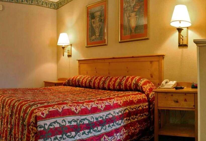 בית מלון כפרי Days Inn & Suites By Wyndham Starkville