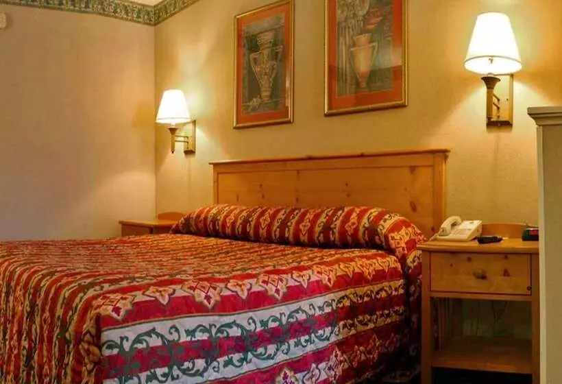 Отель Days Inn & Suites By Wyndham Starkville