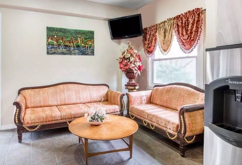 Отель Econo Lodge New Paltz