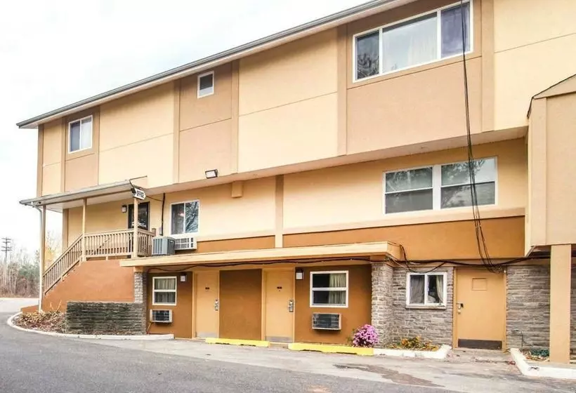 Отель Econo Lodge New Paltz