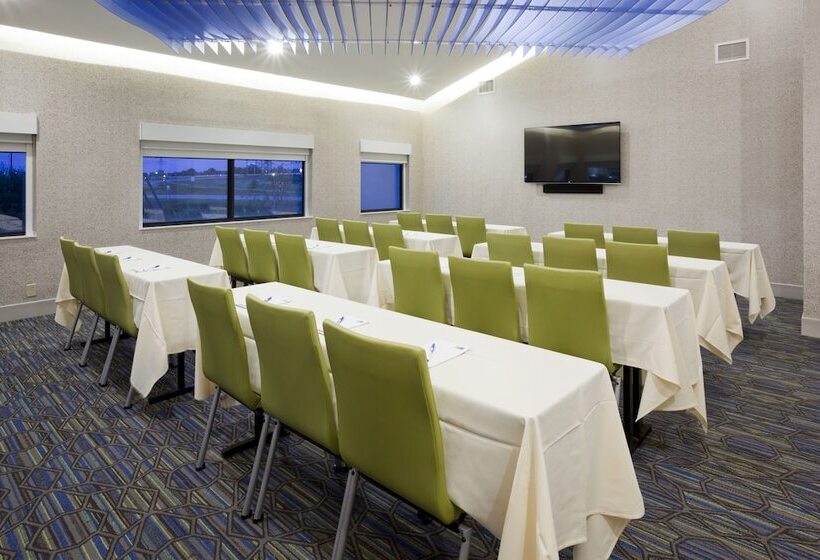 فندق Holiday Inn Express Roseville St. Paul, An Ihg