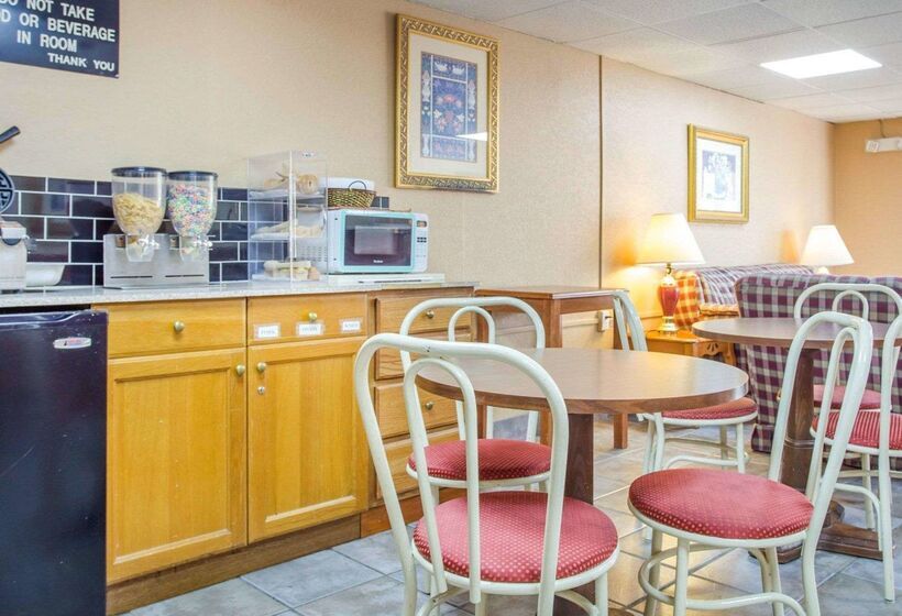 בית מלון כפרי Rodeway Inn Stone Mountain