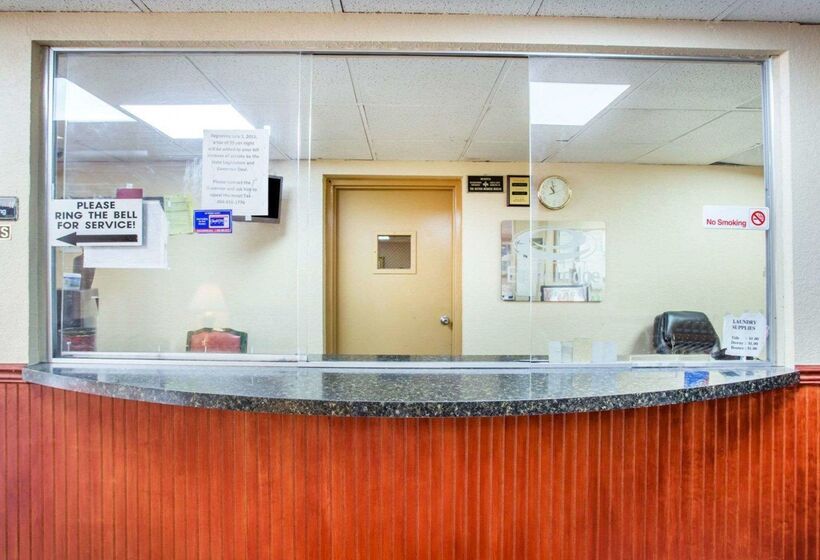 בית מלון כפרי Rodeway Inn Stone Mountain