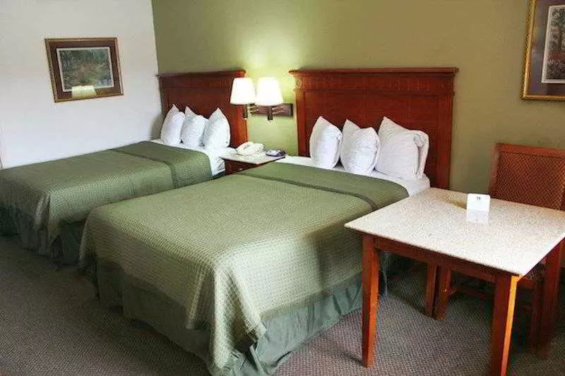 Отель Rodeway Inn & Suites