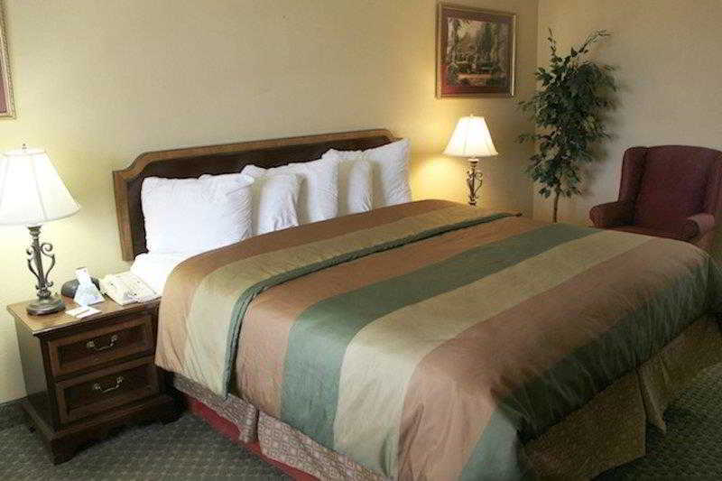 فندق Rodeway Inn & Suites