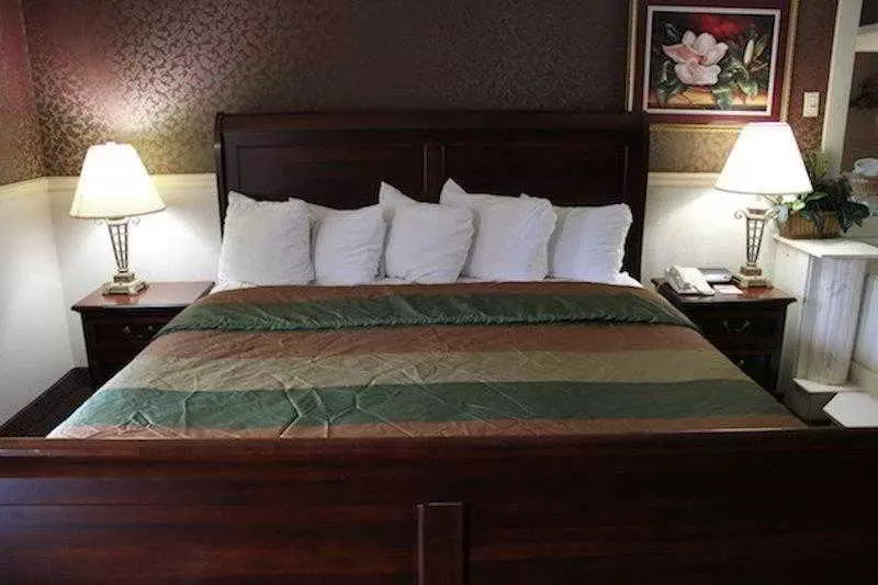 Отель Rodeway Inn & Suites